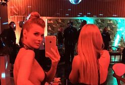 Joanna Krupa w za ciasnej sukience. Jej biust tego nie wytrzymał