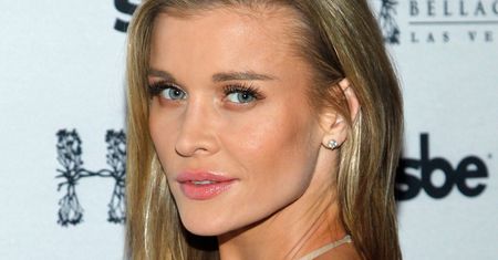 Dekolt do pępka i nieziemskie nogi. Joanna Krupa szaleje w złotej mini