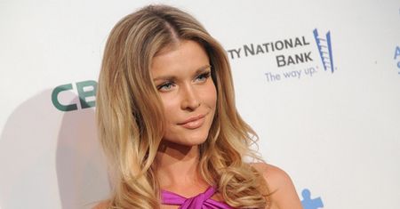 Słoneczna Joanna Krupa prezentuje biżuterię za milion złotych