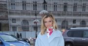 Joanna Krupa w za dużym płaszczu na imprezie charytatywnej