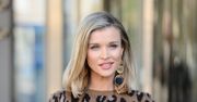 Joanna Krupa w swetrze w panterkę i błyszczącej spódnicy. Stylizacja na piątkę!