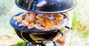 Oto jak grillować na grillu z pokrywą metodą bezpośrednią i pośrednią