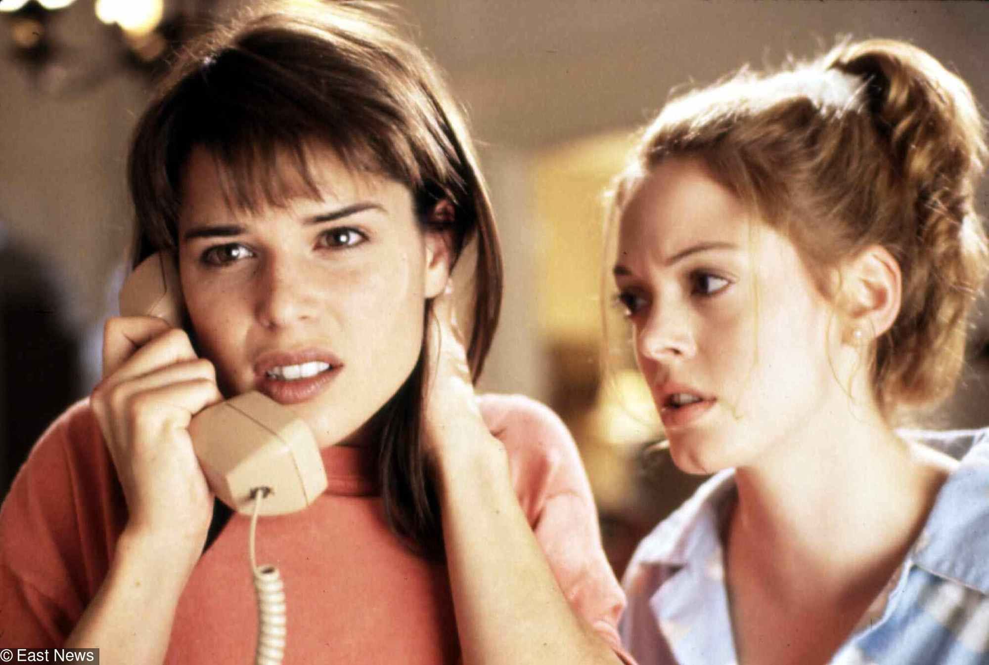 Neve Cambell w kultowym horrorze "Krzyk" (1996) w reżyserii Wesa Cravena
