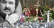 To już miesiąc od śmierci Krzysztofa Krawczyka. Widok jego grobu poraża, a łzy cisną się do oczu. Byliśmy tam z kamerą