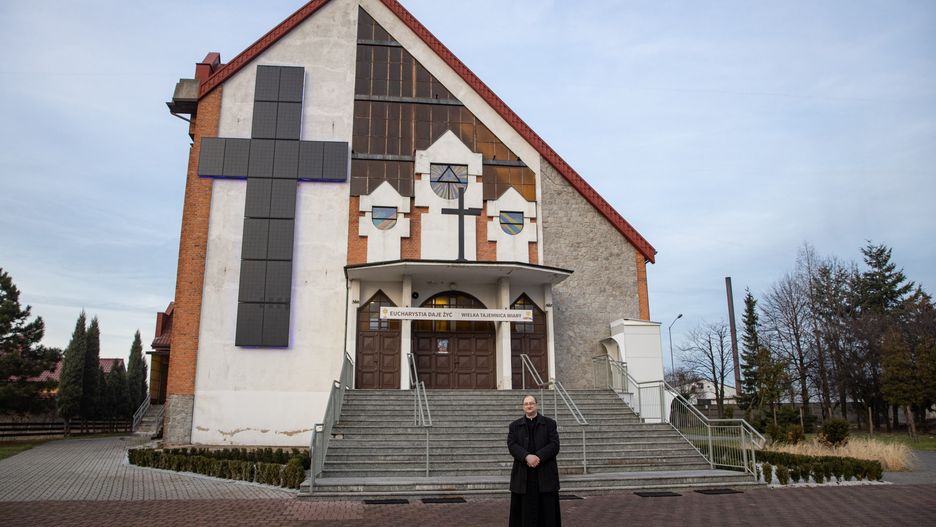 Krzyż z paneli fotowoltaicznych na kościele w Pleszewie