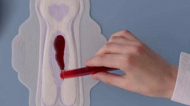 Pierwsza taka reklama. Firma Bodyform nie używa błękitnego płynu w reklamie podpasek. Krew menstruacyjna przestanie być tabu?