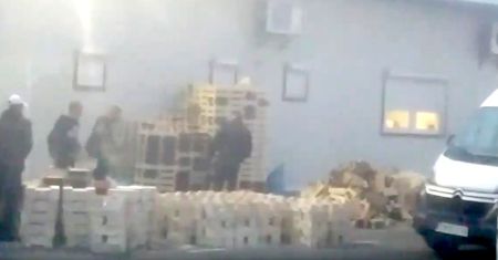 Przekręt na truskawkach kwitnie. Pani z zieleniaka pokazała, jak hiszpańskie owoce stają się "polskimi"