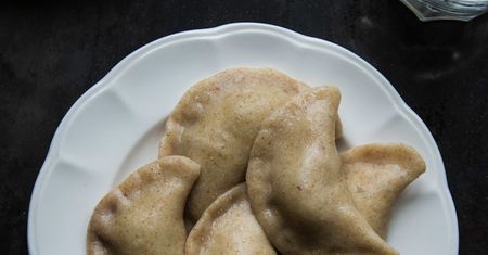 Bezglutenowe pierogi z owocami. Pyszne na lato