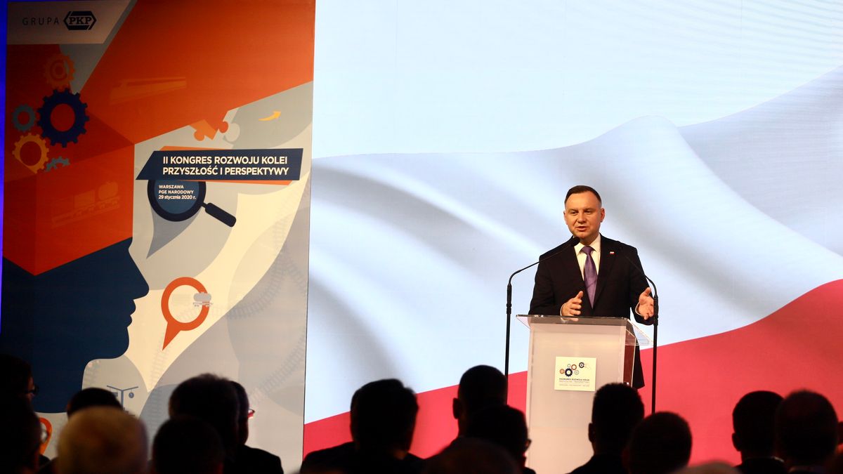 - W wielu miejscowościach ludzie uważają, że są prowincją. Ale nie w tym dobrym znaczeniu, że to miejsce spokojne, gdzie dobrze się żyje, ale w tym złym, że to miejsce zapomniane przez Boga, gdzie nic nie dociera – ubolewał Andrzej Duda. 