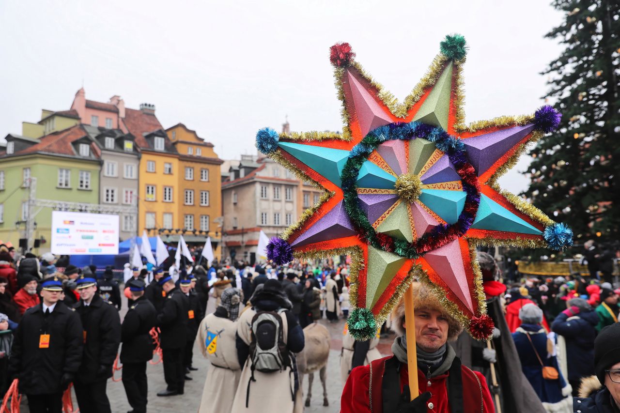 Orszak Trzech Króli wyruszył na ulice Warszawy. To "największe jasełka w Europie"