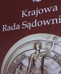 Kandydat do KRS zaskoczył. Rozdawał Pismo Święte podczas spotkania