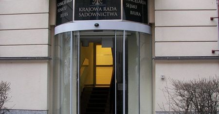 Skandal w KRS? Żona wiceprzewodniczącego wybrana sędzią