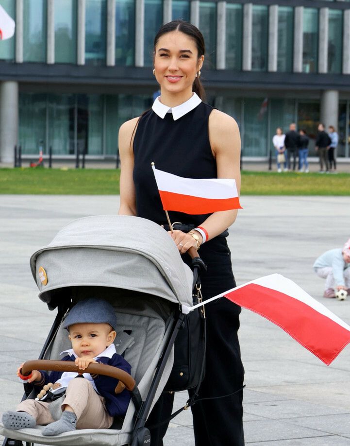 Ida Nowakowska na spacerze z dzieckiem