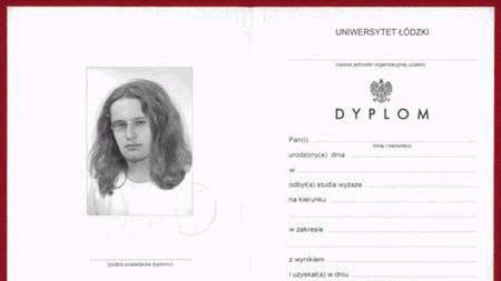 Dyplom wygląda bardzo wiarygodnie, wystarczy
tylko wpisać swoje dane i wybrany kierunek studiów