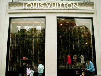 Luksusowe marki rozchodzą się w internecie. "W salonie nie mam tłoków, a sprzedaż i tak rośnie"