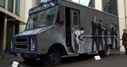 Stary furgon za 1,5 mln zł? To możliwe, bo ozdobił go Banksy