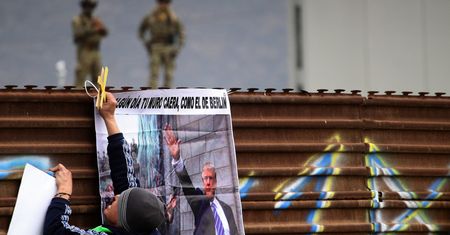Trump oglądał prototypy murów. Budowa warta nawet 18 mld. dolarów