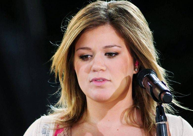 KELLY CLARKSON .Performs on Good Morning America in Rumsey Playfield at Central Park  New York City  07-31-2009.Photo By Ken Babolocsay-Ipol-Globe Photos, Inc. ©  2009.I14447KBA.