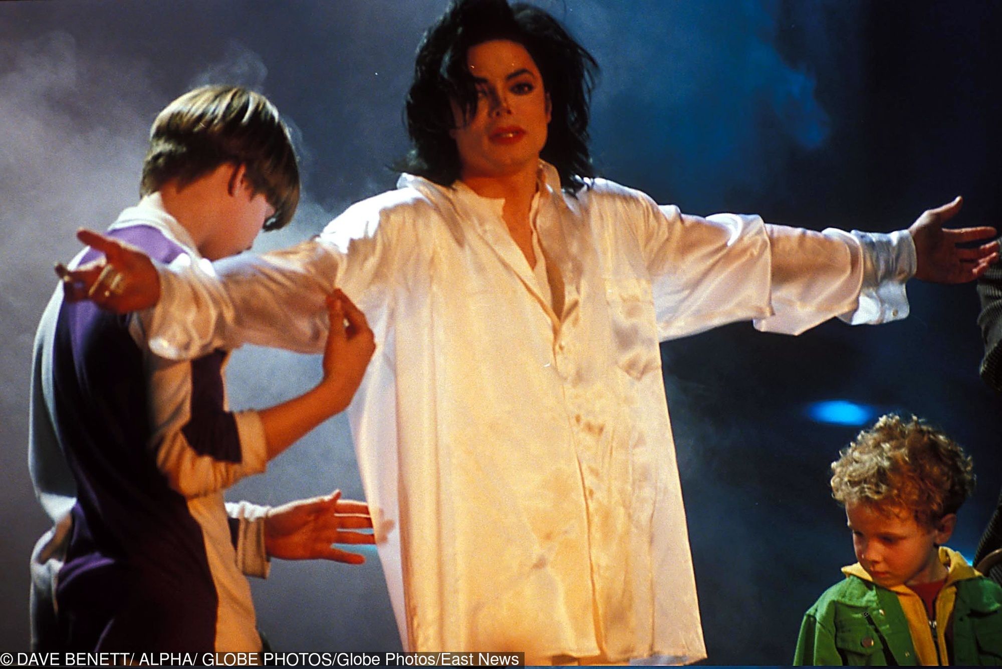 Michael Jackson na scenie w otoczeniu dzieci