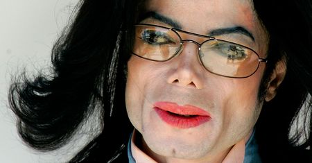 Michael Jackson: ciało króla popu przeraziło detektywa. "Łysa głowa i blizny"