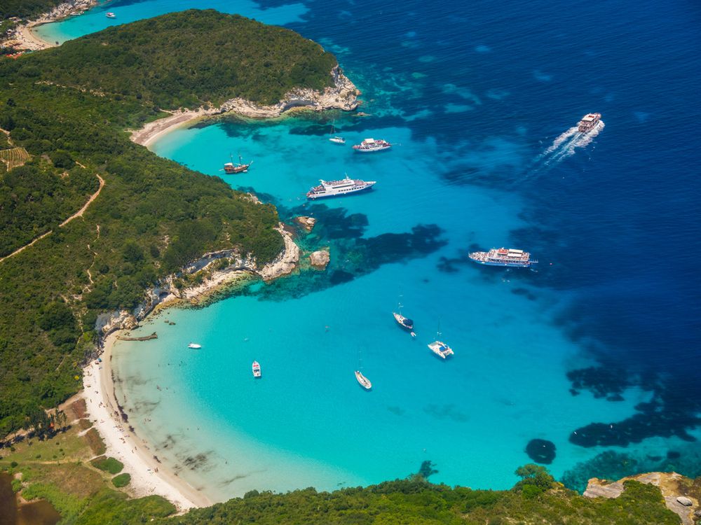 Paksos i Antipaksos – rajskie wyspy Grecji. Wielki błękit, który pokochali bogacze
