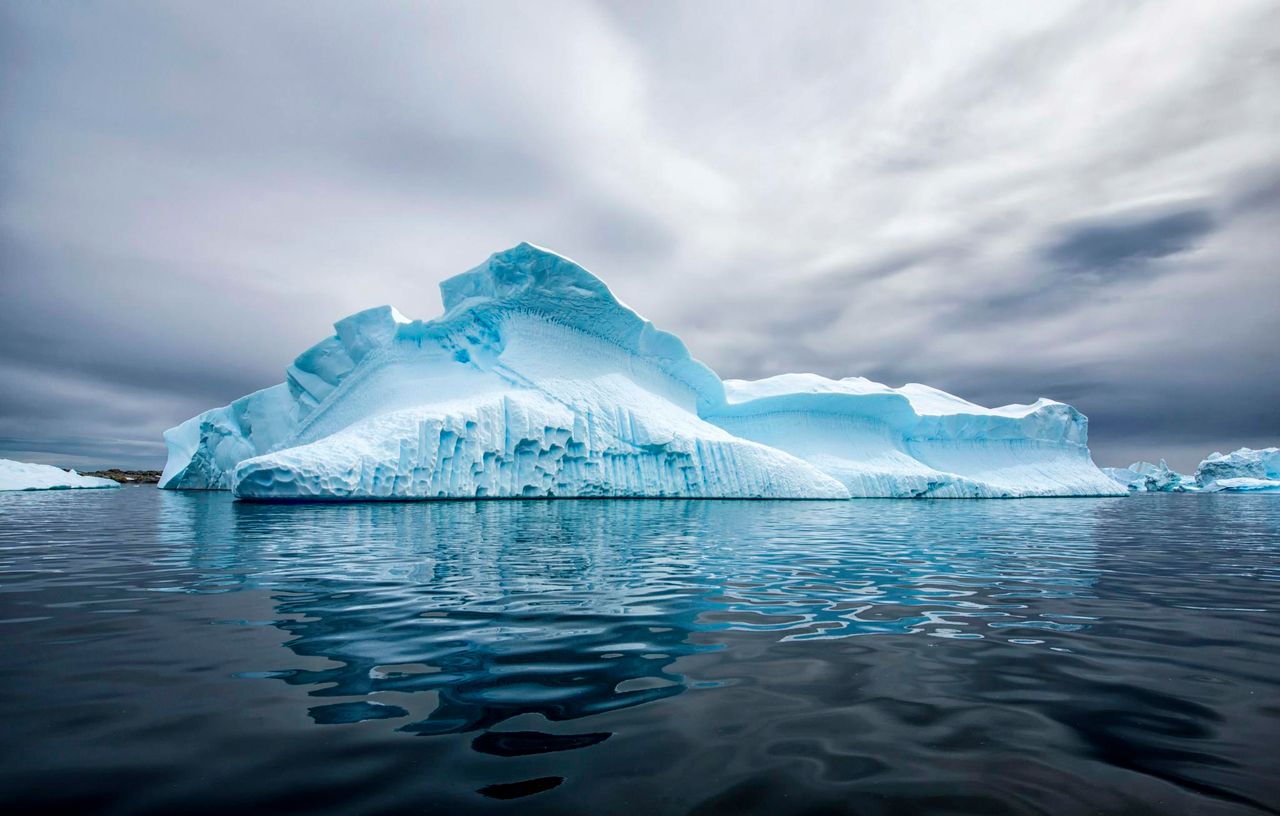 Antarktyda: Olbrzymia góra lodowa zawirowała na oceanie [WIDEO]