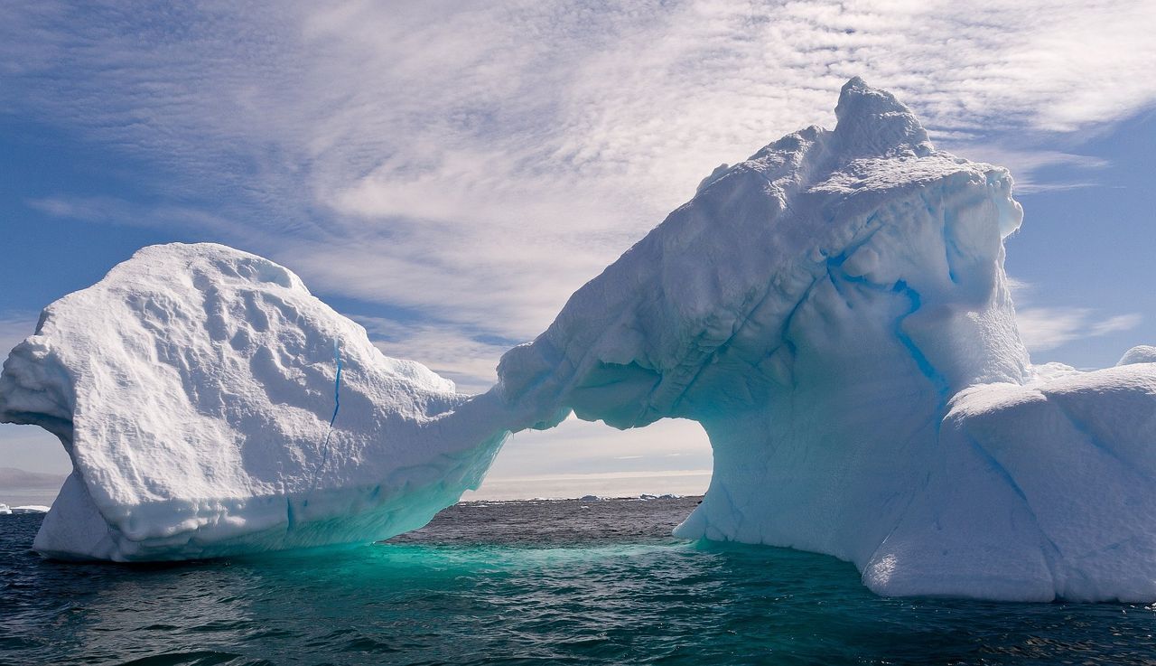 Ogromna połać lodu odrywa się od Antarktydy. O dziwo nikomu nie zagraża