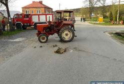 Szalona ucieczka pijanego traktorzysty. Na łuku drogi wypadł z pojazdu