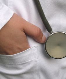 Śląski lekarz odpowie za pomoc przestępcom