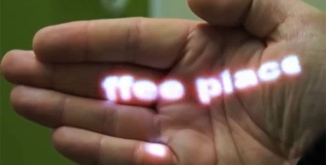 Naszyjnik - projektor pozwala otwierać e-maile machnięciem dłoni