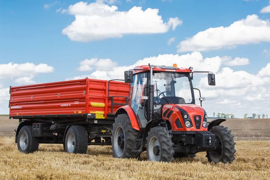 Olsztyn: traktor z naczepą uderzył w auto osobowe. Z przyczepy wysypał się suchy chleb