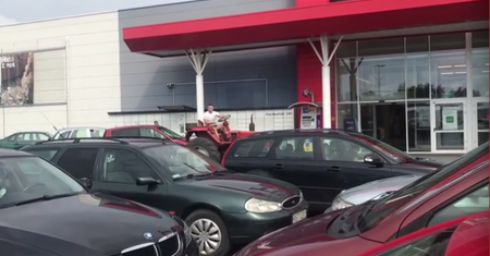 Stalowa Wola. Mężczyzna z siekierą wjechał traktorem do centrum handlowego