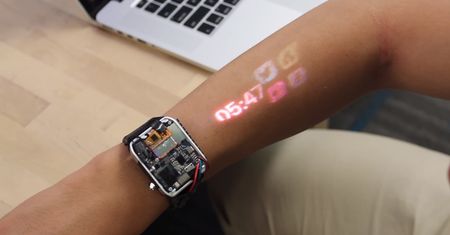 Ekran smartfona na twoim ręku. Technologia przyszłości już działa