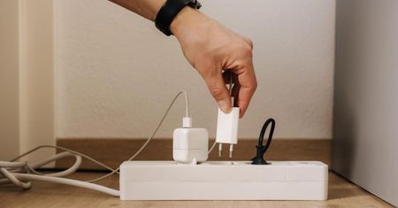 Oto ile energii zżera ładowarka w gniazdku i czy opłaca się ją odłączać