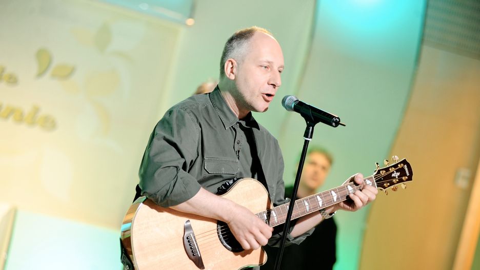 Kuba Sienkiewicz łączy zawód muzyka z pracą lekarza