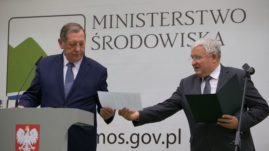 Kazimierz Kujda (na zdjęciu z ówczesnym ministrem środowiska Janem Szyszko) ma wsparci szefa resortu Henryka Kowalczyka.
