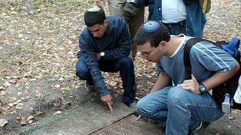 Żołnierze oczyszczali macewy