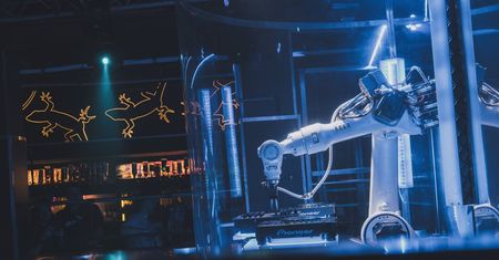 W klubie muzycznym zamiast DJ-a gra robot z fabryki samochodów. Poznajcie Kukę