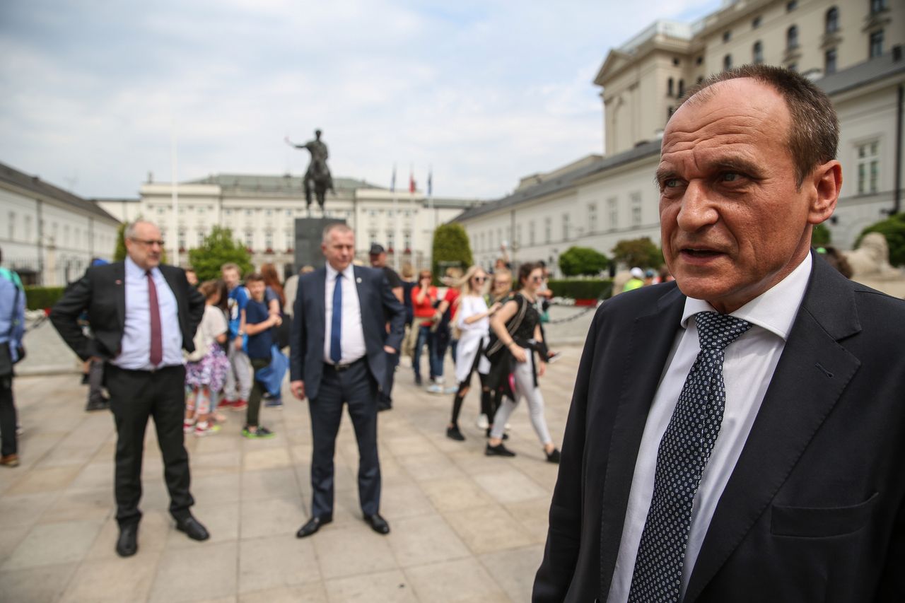 Paweł Kukiz nie chce zbytnio ułatwiać dostępu do broni. Jego poseł sugeruje, że uległ lobbingowi