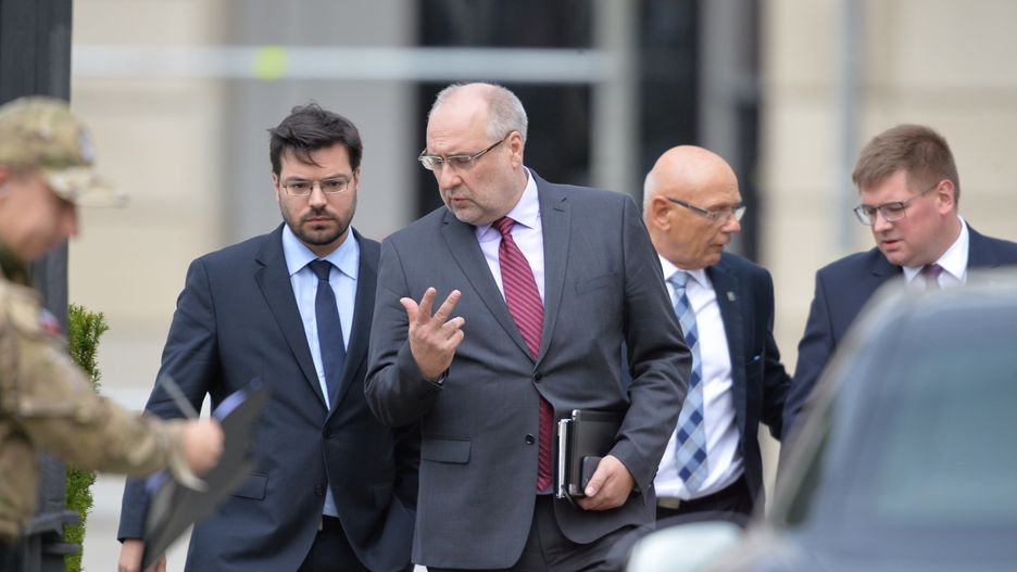 Politycy Kukiz`15 - wicemarszałek Sejmu Stanisław Tyszka oraz posłowie Jerzy Jachnik, Tomasz Rzymkowski oraz Grzegorz Długi opuszczają Pałac Prezydencki