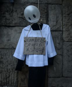 "Stop pedofilom w sutannach". Na moście Gdańskim zawisły kukły ministrantów