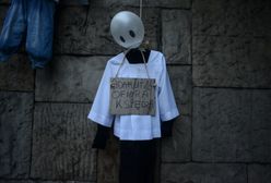 "Stop pedofilom w sutannach". Na moście Gdańskim zawisły kukły ministrantów