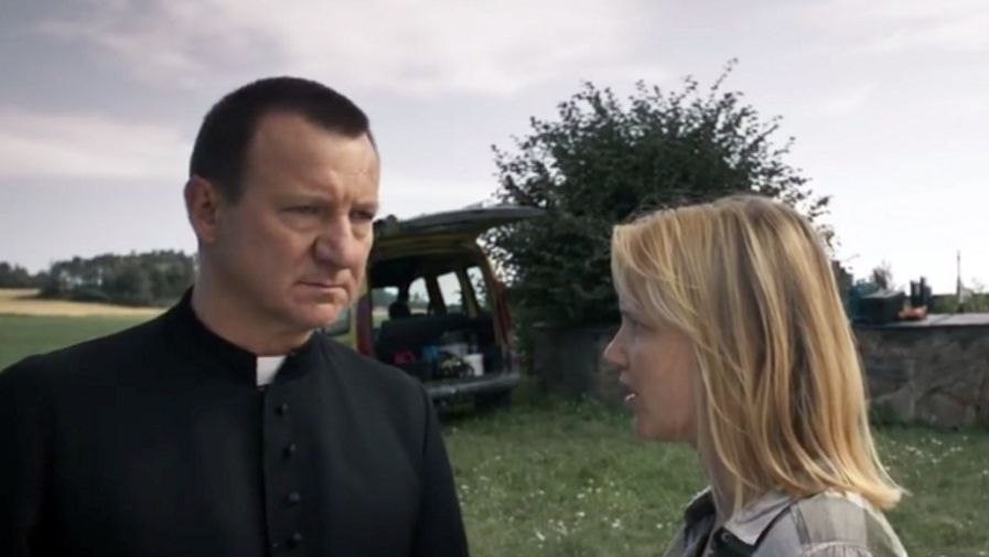 Robert Więckiewicz i Joanna Kulig w filmie "Kler"