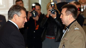 Prezydent Aleksander Kwaniewski i biskup polowy Wojska Polskiego gen. Tadeusz Płoski