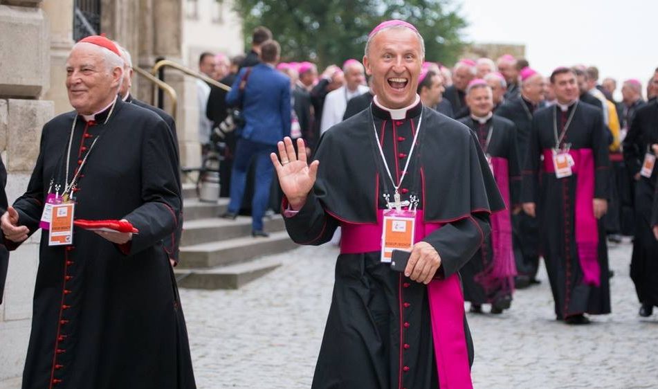 Ten biskup podbił internet. Jego foty rozbrajają