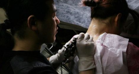 Okrutna zemsta zdradzonego mężczyzny! Zobacz co jej wytatuował na plecach