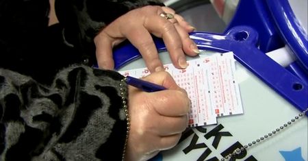 Wygrali ponad 100 milionów funtów na loterii. "Nie zamierzam rezygnować z pracy"