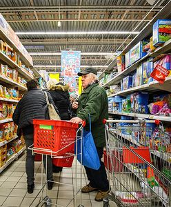 Polacy pozytywnie oceniają ograniczenia w handlu. Najbardziej cieszą się wyborcy PiS
