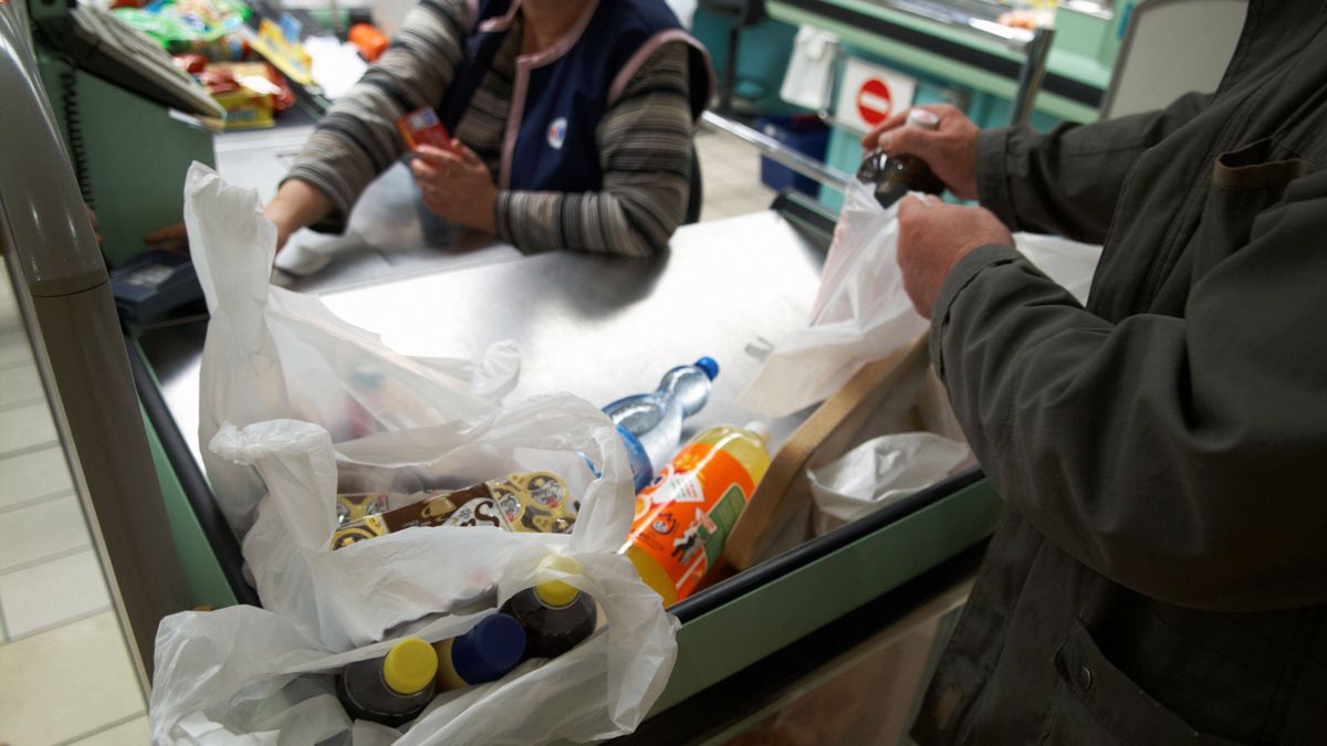 Poza najcieńszymi woreczkami, wszystkie foliówki mają być objęte opłatą recyklingową.