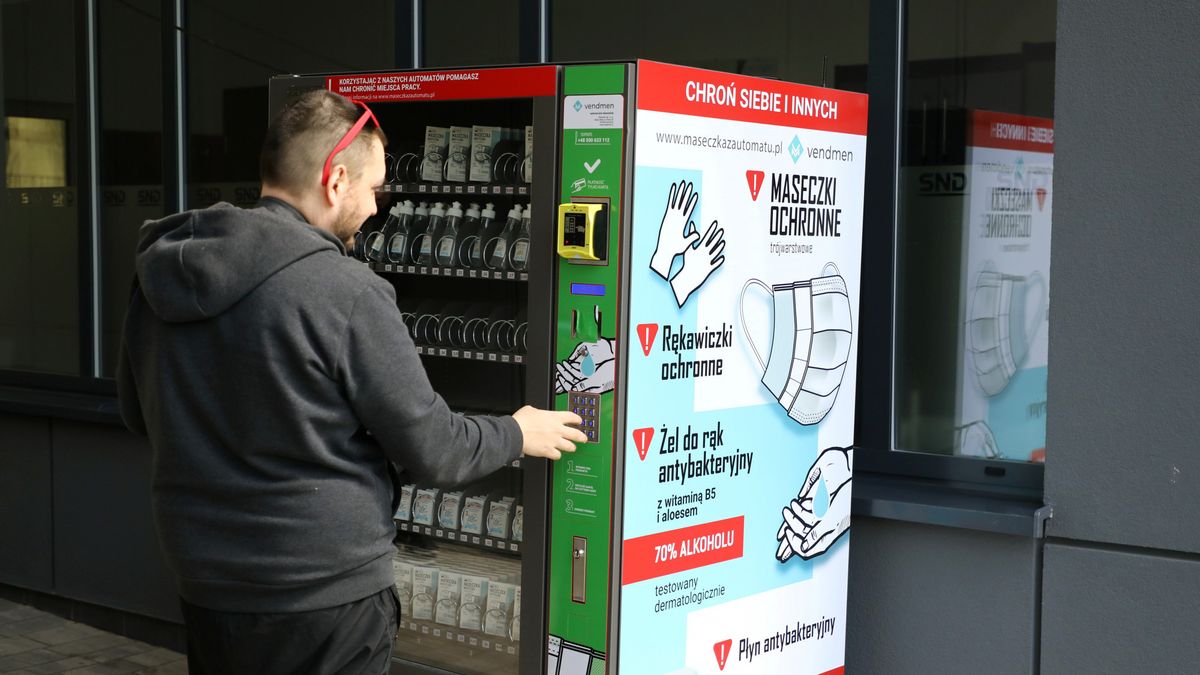 W kilku miejscach w Polsce stanęły tzw. maseczkomaty, czyli automaty z maseczkami